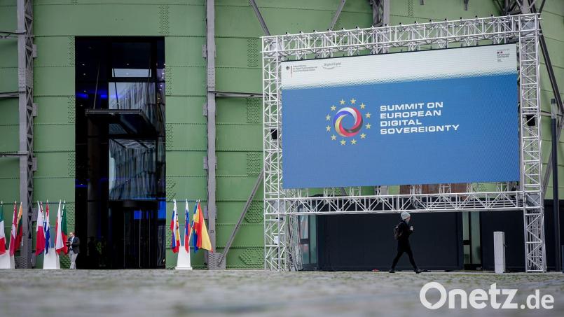 Auf dem deutsch-französischen Digitalgipfel in Berlin sind 18 Vereinbarungen zum Ausbau von KI-Anwendungen vorgestellt worden. Bild: Kay Nietfeld/dpa