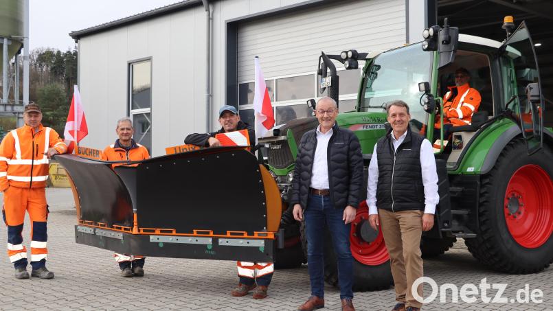 Beim Bauhofteam um Jürgen Höfler, Christian Schneider, Andreas Fleischmann, Bürgermeister Erwin Geitner, Thomas Birner und Anton Graf herrscht Freude über den neuen Schneepflug. Bild: mrr