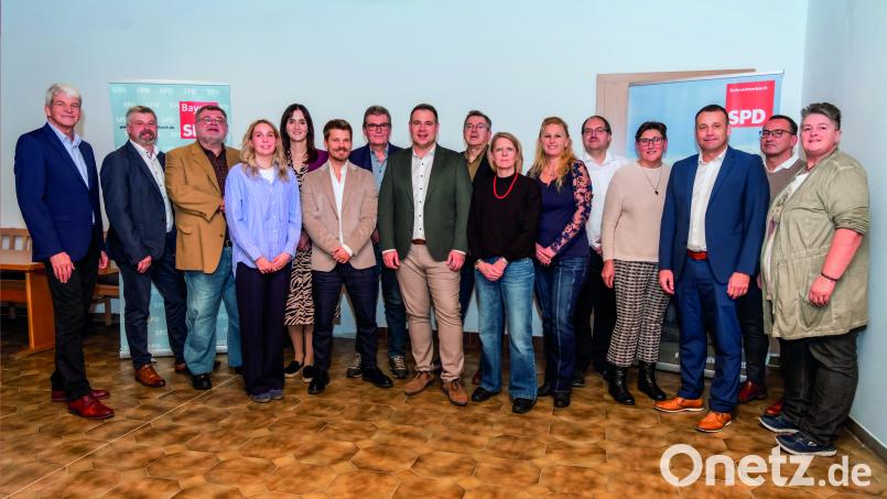 Daniel Hutzler (Achter von links) ist Spitzenkandidat der SPD Schnaittenbach. Stellvertretender Landrat Michael Rischke (von links) gratulierte auch den Bewerbern Matthias Kick, Manfred Kick, Lilly Kauer, Sarah Reiß, Christian Jöns, Günter Siegert, Gerald Dagner, Kerstin Maunz, Yvonne Biller, Günter Schuller, Inge Daller, Uwe Bergmann, Christian Hartmann und Ute Pirke zur Nominierung. Bild: Uwe Bergmann