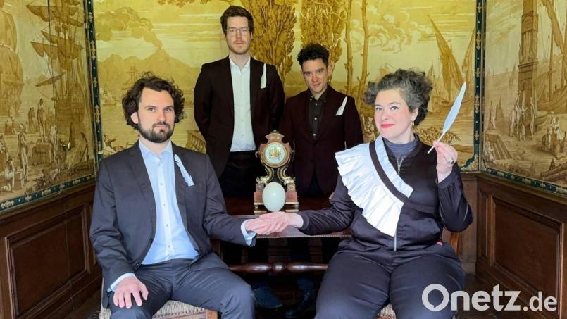 Nach der Premiere &quot;Farben für Annette&quot; im vergangenen Jahr stellen Nora Gomringer (rechts), Andris Meinig, Philip Frischkorn und Philipp Scholz (von links) diesmal ihr weihnachtliches Programm &quot;Biete Krippe, suche Wunder&quot; im Stadttheater Amberg vor. Bild: Philipp Scholz/exb