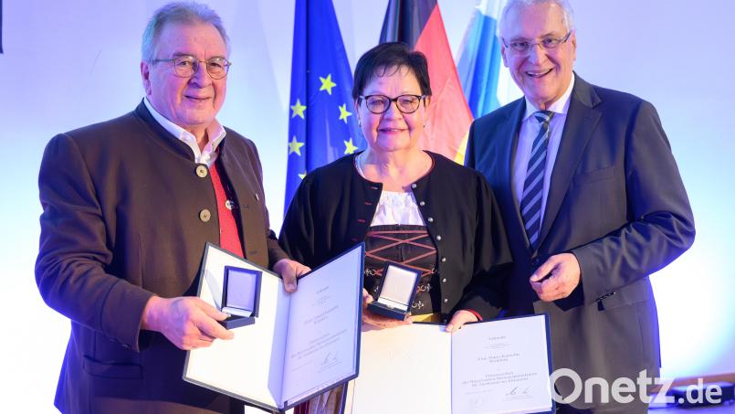 Innenminister Joachim Herrmann (rechts) übergibt für Maria und Eduard Kunschir im Germanischen Nationalmuseum Nürnberg das Ehrenzeichen für Verdienste im Ehrenamt. Bild: Timm Schamberger / Bayerische Staatskanzlei