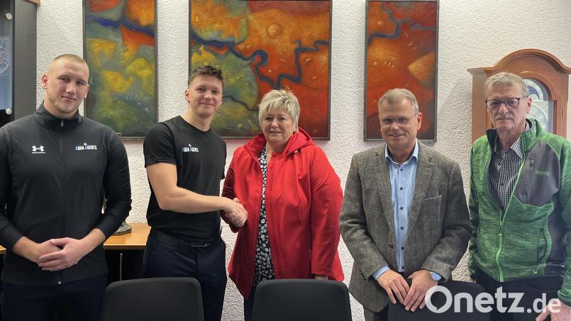 Vorsitzende Aurelia Zimmermann freute sich über die 5000-Euro-Spende der Firma Aqua Agent&#039;s aus Dingolfing an den Freibadförderverein Windischeschenbach. Bild: Stadt Windischeschenbach