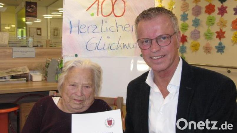 Bürgermeister Hermann Falk gratulierte Elsa Meyer zum 100. Geburtstag. Bild: fg