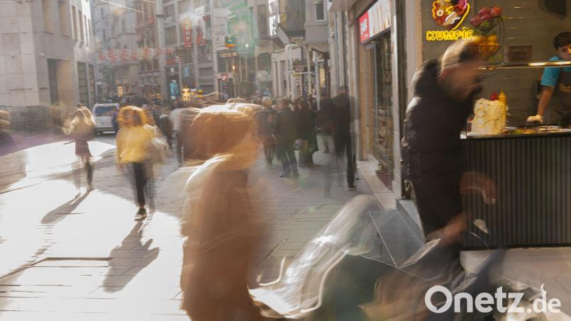 Ermittler vermuteten bisher eine Lebensmittelvergiftung, etwa durch Streetfood. Bild: Ahmed Deeb/dpa