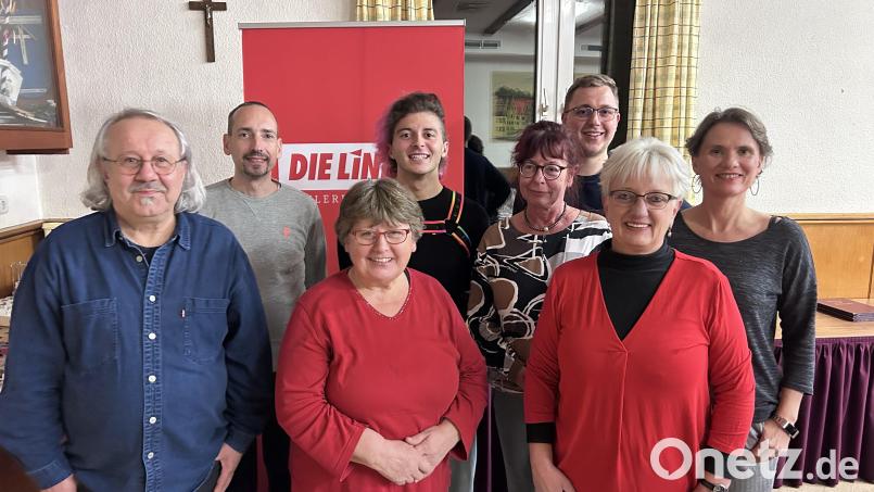 Die Linke sieht sich im Aufwind, war bei einer Kreisversammlung in Schwandorf zu hören. Das Vorstandsfoto zeigt von links Manfred Preischl, Christian Oberthür, Christa Braun, Francesco Giacalone, Susanne Brey, Tobias Mainka, Uschi Maxim und Manuela Sperber. Bild: Tamara Woppmann