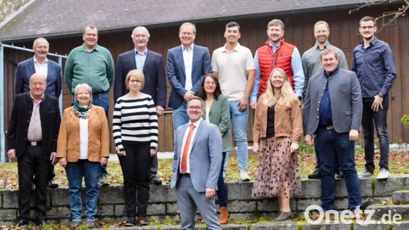 Hintere Reihe von links nach rechts: Josef Frischmann, Markus Kleber, Albert Gollwitzer, Markus Lindner, Florian Wazl, Jürgen Bösl, Michael Forster, Christoph Demleitner. Vordere Reihe von links nach rechts: Albert Grießl, Karin Stahl, Kornelia Stahl, Manuela Bösl, Melanie Frank, Martin Wild. Vorne: Bernd Reil. Bild: Eva Kleber