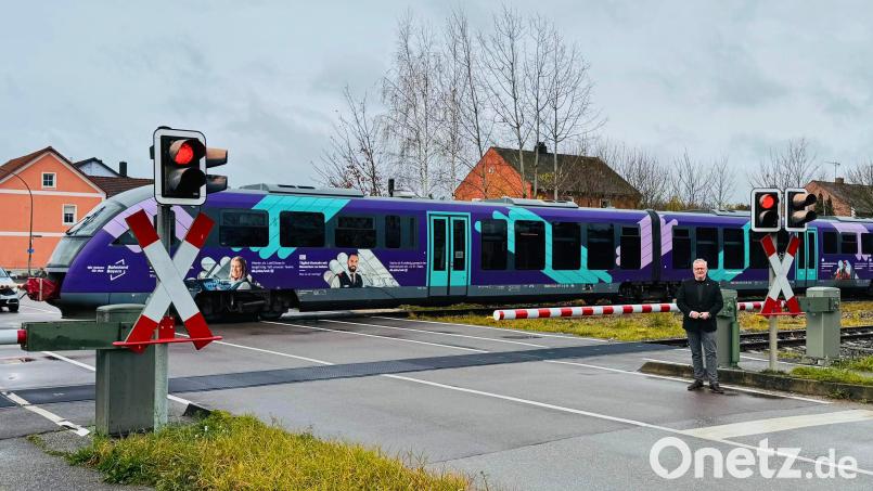 Oberbürgermeister Andreas Feller hofft, dass die Probleme am Bahnübergang Klardorf bald der Vergangenheit angehören. Bild: Daniel Weigl/Stadt Schwandorf