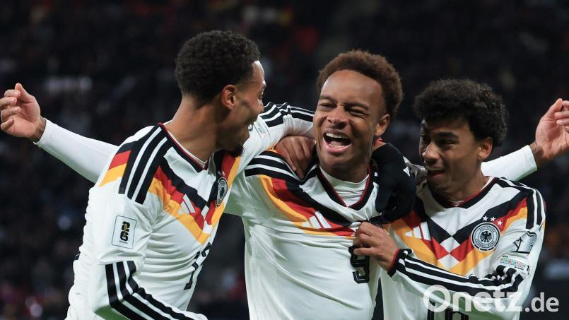 Der Kümmersbrucker &quot;Nene&quot; Brown (rechts) jubelt mit Assan Quedraogo über dessen erstes Länderspieltor. Auch Lukas Nmecha gratuliert. Bild: Jan Woitas/dpa
