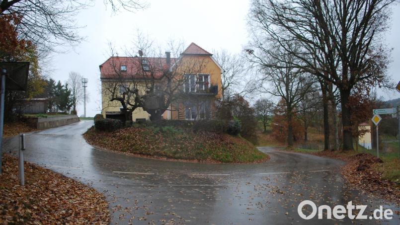 Die Staatsstraße 2181 in Wildenau muss wegen Bauarbeiten im Bereich An der Schloßleite (links) und Plößberger Straße (rechts) vom 20. November bis voraussichtlich 12. Dezember gesperrt werden. Bild: tss