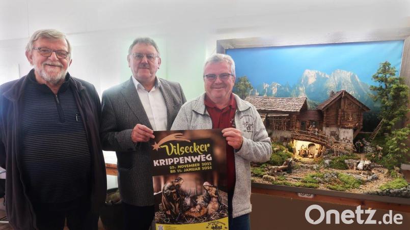 Der Vilsecker Krippenweg wird am 29. November feierlich eröffnet. Zum Besuch laden (von links) Krippenfreunde-Vorsitzender Wolfgang Albersdörfer, Bürgermeister Hans-Martin Schertl und Ideengeber Ewald Vater ein. Bild: rha