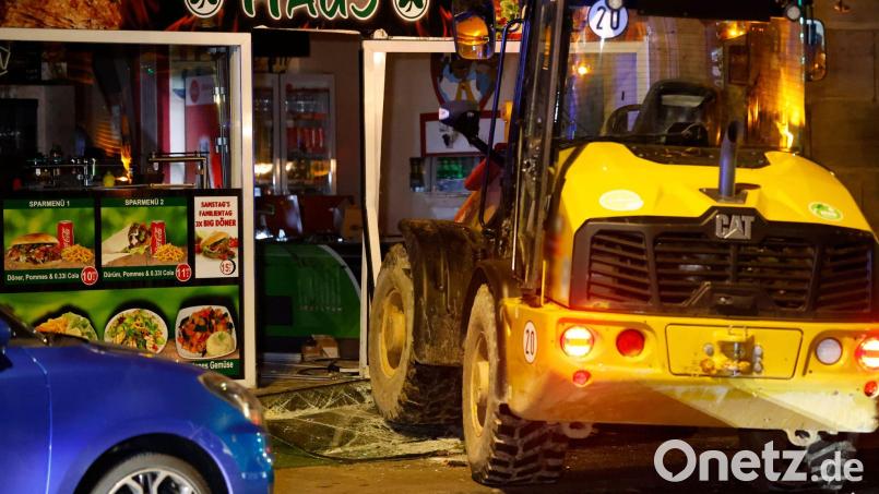 Nachdem der Radlader auch einen Imbiss beschädigt hatte, wurde der Verdächtige noch am Tatort festgenommen. Bild: David Oßwald/NEWS5/dpa
