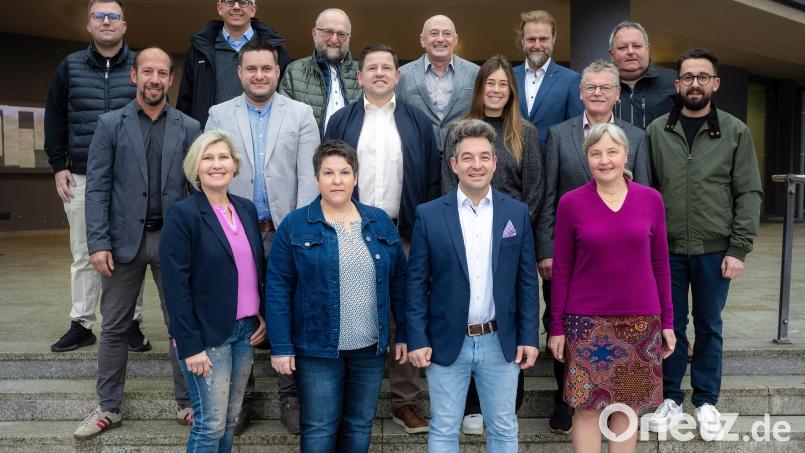 Der Bürgermeisterkandidat der CSU in Wiesau, Michael Dutz (vorne, Zweiter von rechts), schwor am Nominierungsabend sein Team auf den Zusammenhalt ein. Bild: Matthias Kunz