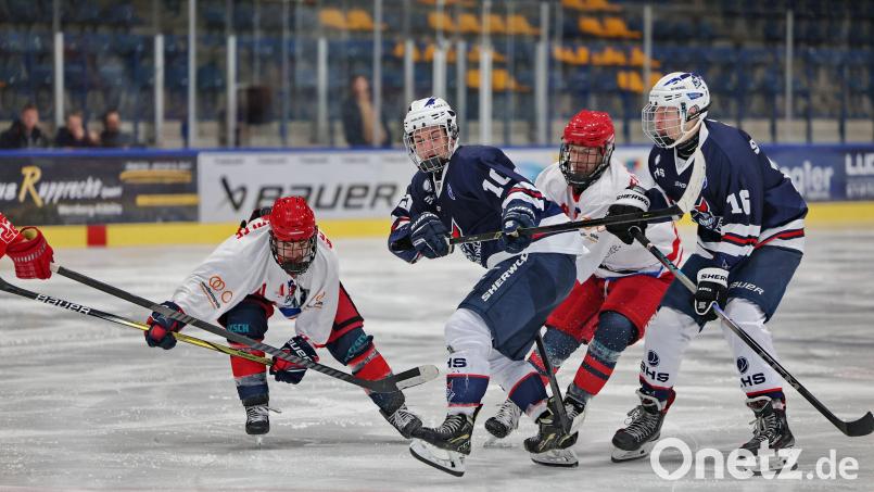 Anfang November kassierte die U20 des 1. EV Weiden zwei bittere Derbyniederlagen gegen den Lokalrivalen VER Selb. In dieser Szene sind Lasse Schärdel (Mitte) und Leon Spörl im Einsatz. Bild: Dieter Jäschke