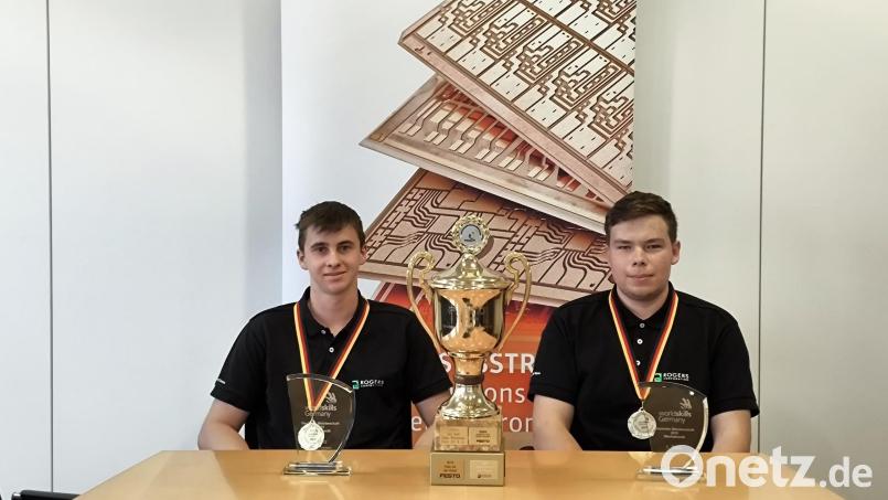 Simon Thaler (links) und Markus Lober sind Deutsche Meister in der Mechatronik. Bild: jma