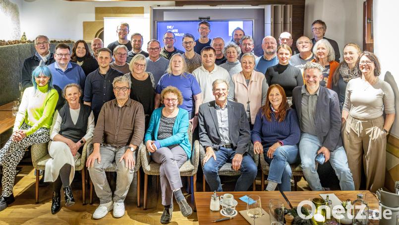 Die Kandidaten der Wählervereinigung Die Liste Amberg am Montag im Bootshaus. Bild: Marcus Rebmann