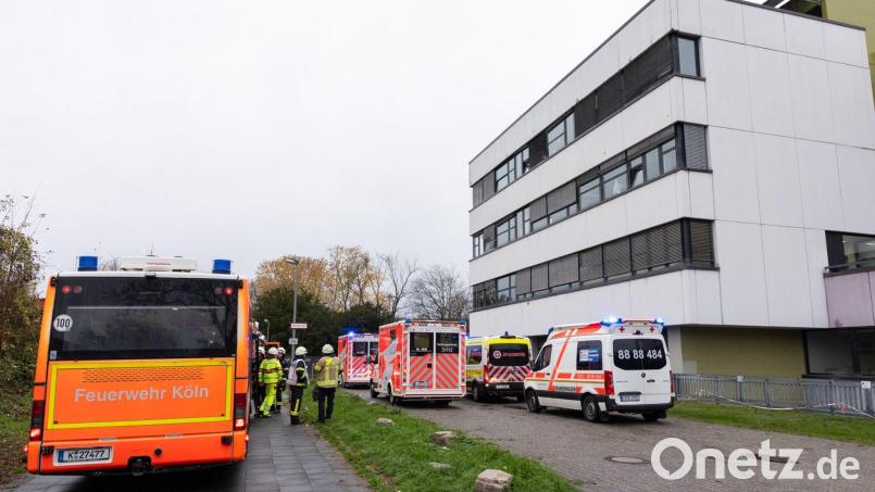 Mehrere Schüler wurden vorsorglich ins Krankenhaus gebracht. Bild: Jan Ohmen/dpa