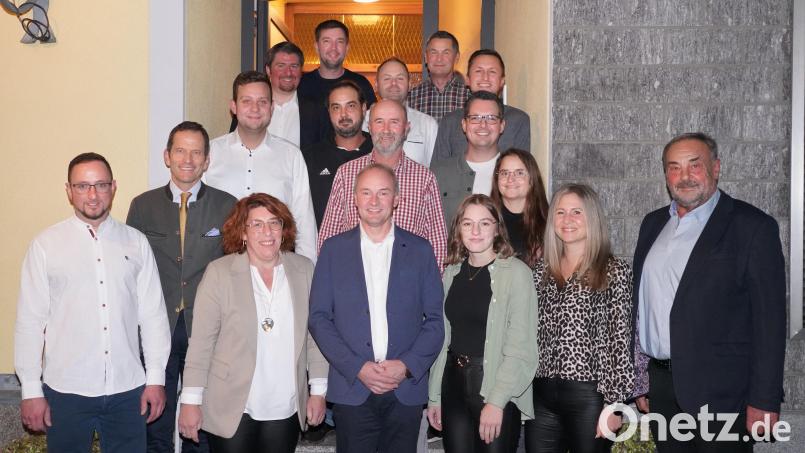 Kommunalwahl Waldthurn 2026: Die 12 CSU/JU -Kandidatinnen und Kandidaten sowie der CSU - Bürgermeisterkandidat Georg Bocka (Vorne Mitte) aus Irlhof. Mit im Bild: Ehefrau Birgit Bocka (Vorne Zweite von links) und Tochter Anja Bocka (Vorne Dritte von rechts). Bild: fvo