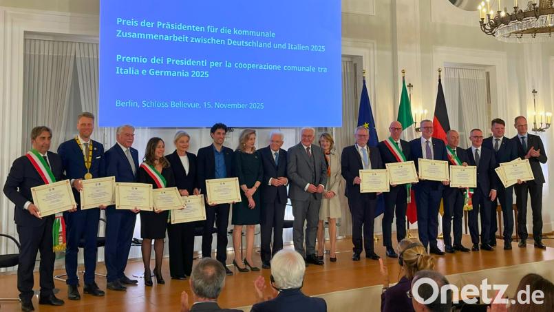Bundespräsident Frank-Walter Steinmeier und Italiens Staatspräsident Sergio Mattarella verliehen den Deutsch-Italienischen Städtepartnerschaftspreis an insgesamt sechs Städtebündnisse. Bild: Andreas Hofmeister