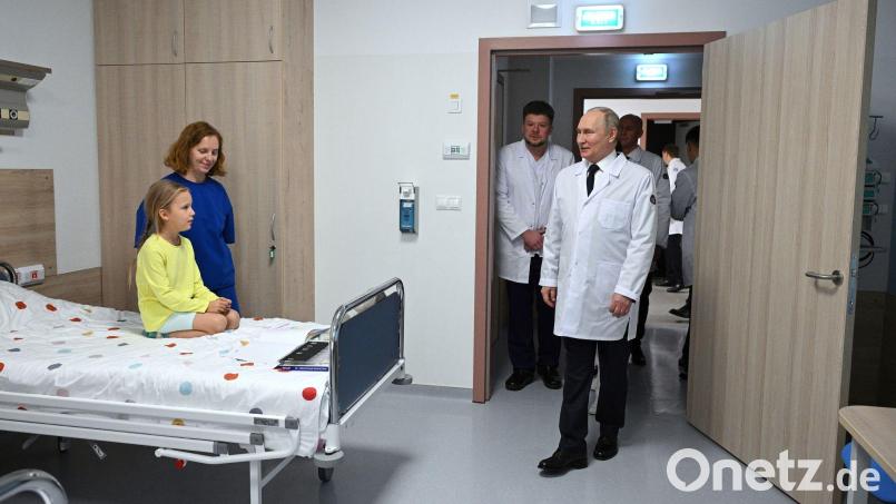 Im Ärztekittel hat sich Putin schon öfter präsentiert, als Patient lässt er sich jedoch nicht ablichten. (Archivbild) Bild: Alexey Filippov/Pool Sputnik Kremlin/AP/dpa