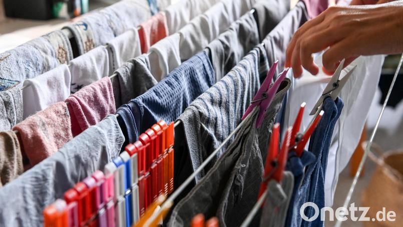 Im Winter gehört der Wäscheständer in Lisa Sebalds Wohnung zur Inneneinrichtung: Sobald die Wäsche trocken ist, folgt schon die nächste. Symbolbild: Jens Kalaene/dpa