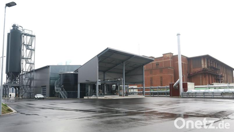 Neben der Klärschlamm-Trocknungsanlage in Schwandorf (links) plant das neu gegründete "gemeinsame Kommunalunternehmen" (gKU) den Bau einer Klärschlamm-Monoverbrennungsanlage. Das Gelände (rotes Gebäude) gehört dem internationalen Konzern „Norsk Hydro“. Bild: Hirsch