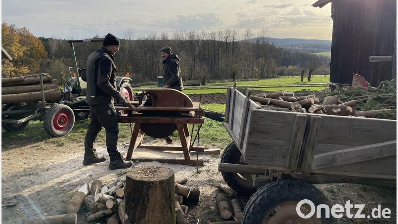 Das Freilandmuseum Oberpfalz zeigt Winterarbeiten. Außerdem gibt es einen Wintermarkt mit Lebkuchen, Adventskränzen, Kerzen und Kräuterprodukten. Bild: Eva Gröninger/Freilandmuseum Oberpfalz/exb