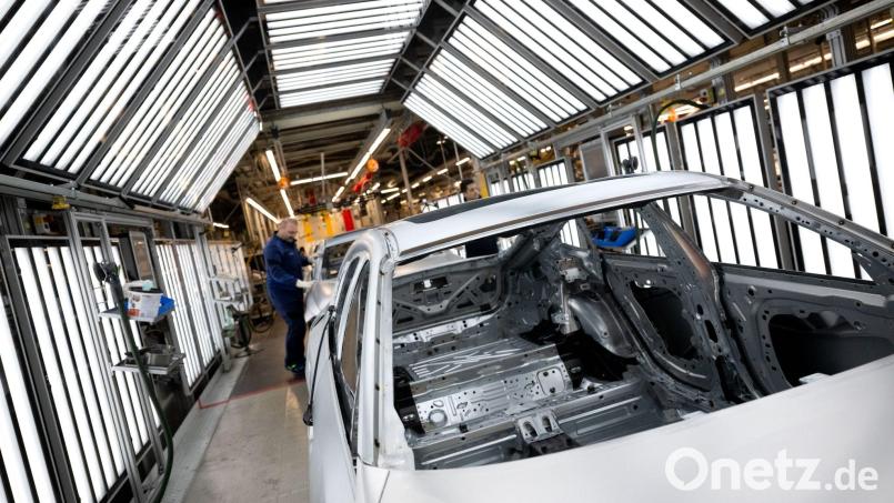 Deutsche Unternehmen haben viele Jobs ins Ausland verlagert, vor allem in die Produktion (Archivbild) Bild: Sven Hoppe/dpa