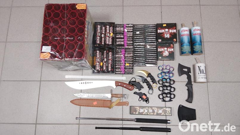 Die Bundespolizei Waidhaus hat ein Trio mit Waffen und Pyrotechnik gestoppt. Bild: Bundespolizei