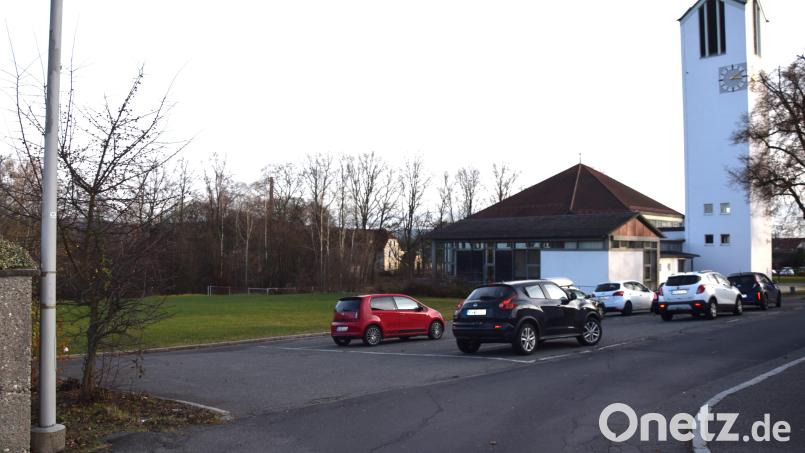Der Julius-Meister-Weg oberhalb der Kirche wird Fuß- und Radweg. Der Platz, auf dem jetzt die Autos parken, wird multifunktional, auf der Wiese unterhalb barrierefreie Parkplätze mit Zugang zum Friedhof. Zufahrt über eine neue Straße (bisher Feldweg) unterhalb der Kirche. Bild: fz