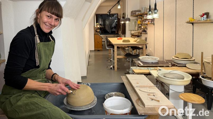 Stefanie Heinl hat sich mit ihrer Töpferwerkstatt "Du und Ton Heinl" selbstständig gemacht. Ob bei Töpferkursen kreativ werden und selbst Geschirr herstellen oder sich von Skulpturen begeistern lassen – hier ist viel möglich. Bild: Petra Hartl
