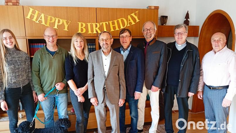 Zu Josef Bäumlers (Vierter von links) Geburtstag gratulierten (von links) Enkelin Rosalie, Sohn Matthias, Tochter Carolin, Sohn Gerald, Zweiter Bürgermeister Helmut Härtl, Stadtpfarrer Bernd Philipp und der Seniorenbeauftragte der Stadt Waldershof, Gerhard Weber. Bild: fpoz
