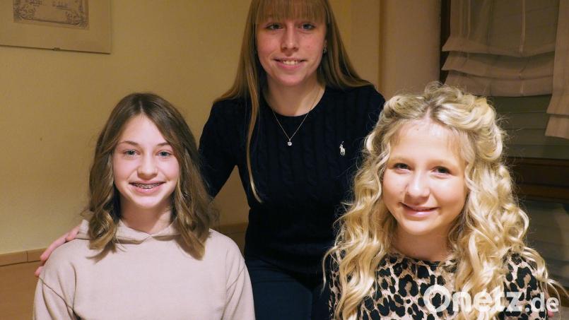 Liliana Deinzer (rechts) ist das neue Auerbacher Christkind. Aurora Kleinlein (links) begleitet sie als Engel. Beide werden von Marin Brütting (Mitte) betreut. Bild: kek