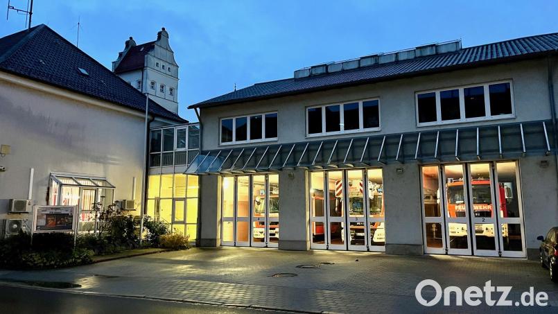 Noch brennt bei der Feuerwache in der Weidener Landgerichtsstraße Licht. Doch das Gebäude ist längst zu klein. Die Stadt ringt seit Jahren mit der Frage, wo ein Neubau entstehen kann. Archivbild: Gabi Schönberger