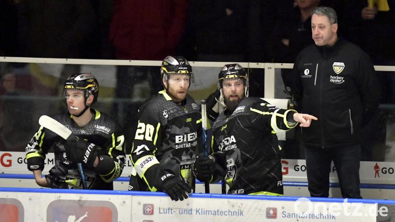 Diskussionsbedarf auf der Bank des ERSC Amberg: Kevin Lavallee (Zweiter von links) steht künftig als Trainer an der Bande des ERSC Amberg. Bild: Hubert Ziegler