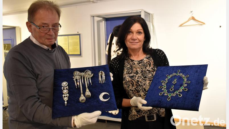 Kurator Jürgen Zabel und Museumsleiterin Marion Papsch halten die Repliken jener Juwelen in Händen, die im Original kürzlich auf spektakuläre Weise im Louvre gestohlen wurden. Bild: ubb