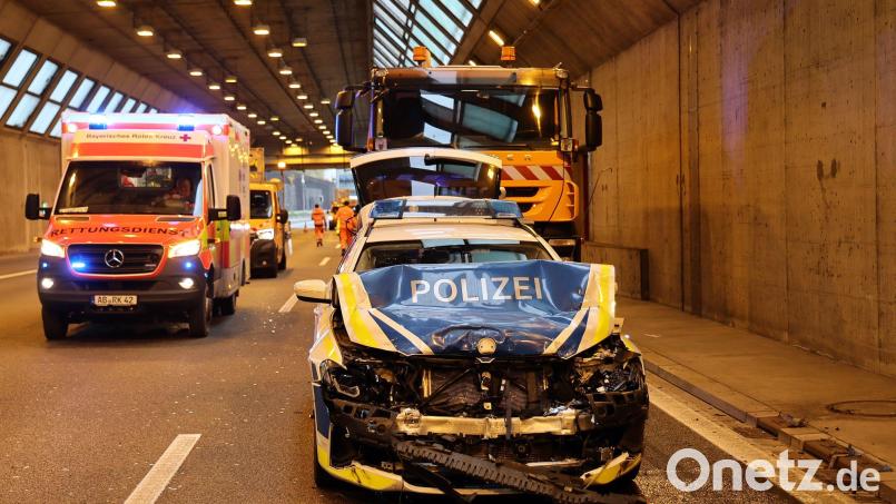 Der Streifenwagen war zur Unterstützung unterwegs, als es zum Unfall kam. Bild: Ralf Hettler/dpa