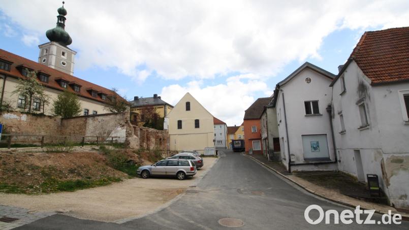 Seit Jahren war die Umgestaltung der oberen Reinwaldstraße zu einem Stadtplatz beschlossene Sache. Nun will die CSU-Fraktion aber der nördlichen Bahnhofstraße Priorität einräumen. Bild: Bernhard Piegsa