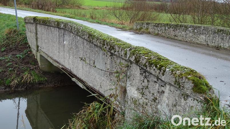 Die Fensterbachbrücke südlich von Knölling ist baufällig und marode. 
Ihre Sanierung soll nun von der Deutschen Bahn bezahlt werden. Sie möchte dafür im Gegenzug einen Schienenübergang dauerhaft schließen, der sich 100 Meter entfernt von der Brücke befindet. Bild: Houschka