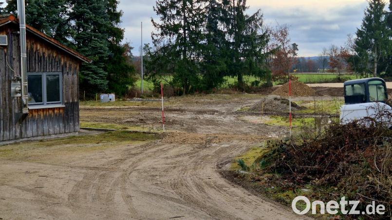 Auf dem Grundstück der ehemaligen Minigolf-Anlage in Irlaching-Siedlung sind die Bauarbeiten wieder angelaufen. Baumaschinen stehen auf dem Gelände. Bild: Hösamer
