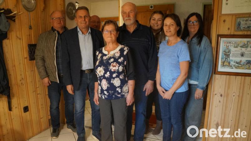 Roswitha und Otto Back (Mitte) konnten im Kreise ihrer Familie eiserne Hochzeit feiern. Auch Bürgermeister Norbert Eckl (Zweiter von links) und Gemeinderat Reinhard Gürtler (links) gratulierten. Bild: wel