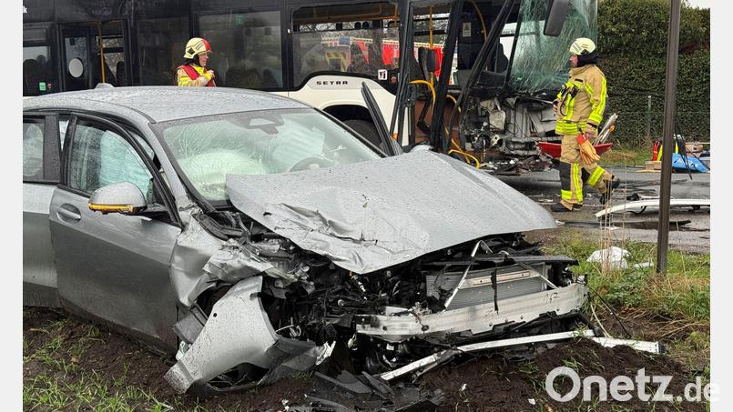 Der Bus und das Auto wurden bei dem Zusammenprall stark beschädigt. Bild: Guido Bludau/dpa