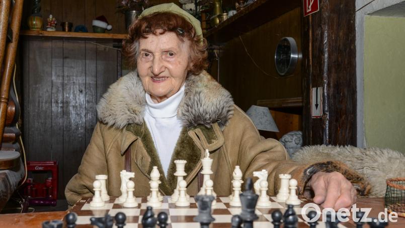 "Schach habe ich so gerne mit dir gespielt. Ruhe in Frieden, liebe Hedi", schreibt ein Gast in den sozialen Medien. Archivbild: Petra Hartl