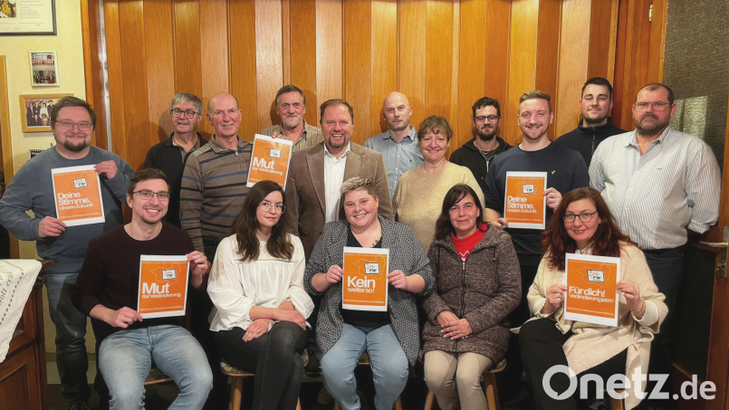 Im Bild hinten von links nach rechts: Georg Krapfl (Schönkirch), Hans Klupp (Schönficht), Michael Ebenhöch (Wildenau), Franz Wittmann (Schönkirch), Hubert Schicker (Landratskandidat), Christian Wittmann (Wildenau), Doris Legat (Plößberg, Dreihöf), Konstantin Franz (Schönficht), Christoph Reichl (Liebenstein), Laurin Helm (Beidl, Albernhof), Martin König (Beidl). Vorne (von links nach rechts): Niklas Zölch (Liebenstein), Anna Klupp (Schönficht), Bettina Krapfl (Bürgermeisterkandidatin, Plößberg), Nicole Wolfrum-Krämer (Dürnkonreuth, Liebenstein), Carola Ertl (Plößberg). Bild: Freie Wähler Plößberg