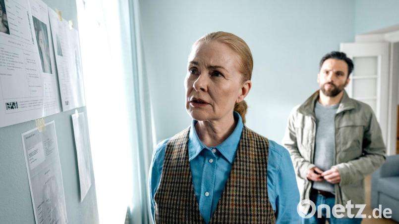 Die „Füchsin“ (Lina Wendel) beim Blick auf erste Recherche-Ergebnisse von Youssef. Bild: Martin Rottenkolber/WDR Kommunikation/Redaktion Bild/dpa