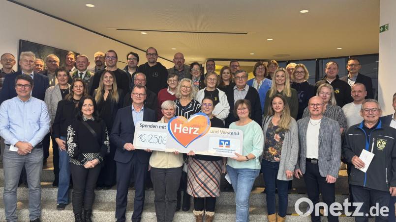 Die Volksbank Raiffeisenbank Nordoberpfalz hat Spenden in Höhe von 16.250 Euro an lokale Einrichtungen überreicht. Bild: Helmut Wolfrum