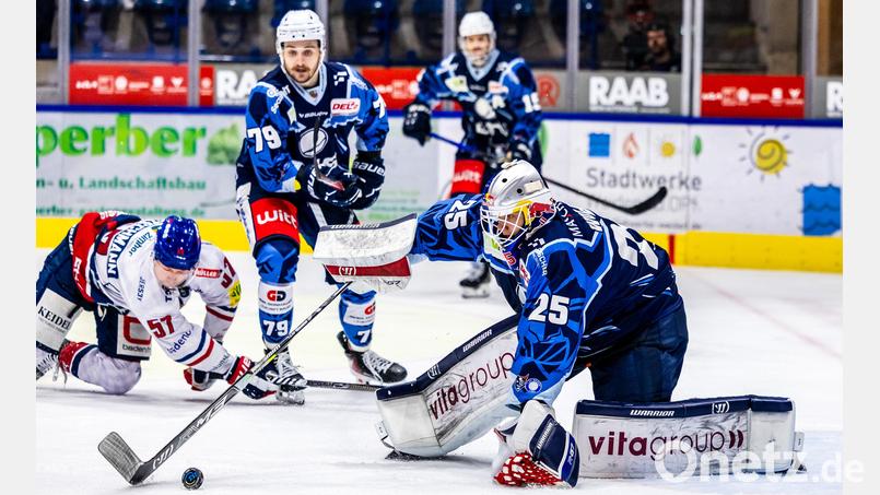 Torhüter Simon Wolf hielt den Blue Devils Weiden am vergangenen Sonntag den Heimsieg gegen Freiburg fest. Am Freitag in Weißwasser steht der Goalie des EHC Red Bull München erneut im Weidener Kasten. Bild: Tobias Neubert