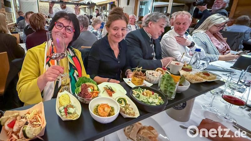 Genießen, gesellig zusammenkommen, neues Essen aus- und sich durchprobieren: Die Schlemmerwochen im Sulzbacher Land erfreuen sich immer größerer Beliebtheit. Hier ein Bild vom Auftaktabend Anfang Oktober im Gasthof zum Wulfen in Kauerhof. Bild: Wolfgang Steinbacher