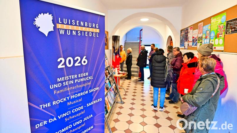 Der Kartenvorverkauf für die Luisenburg-Festspiele in Wunsiedel beginnt: Sofort bildet sich eine Schlange vor dem Theaterbüro. Bild: Florian Miedl