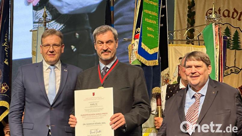 Im Juni trafen sich die Sudetendeutschen in Regensburg und verliehen dem bayerischen Ministerpräsidenten Markus Söder den Europäischen Karls-Preis der Landsmannschaft. Im nächsten Jahr soll das traditionelle Pfingsttreffen nun erstmals in Tschechien stattfinden. (Archivbild) Bild: Ute Wessels/dpa