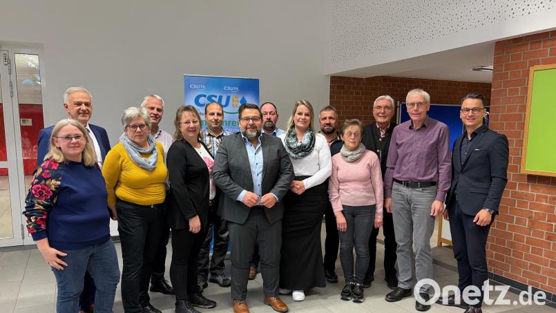 Jugendbeauftragte Monika Heindl, Landrat Roland Grillmeier, Angela Protschky, Matthias Melzner, Birgitt Bayer, Jürgen Busch, Bürgermeister Thomas Kaufmann, Reinhard Etterer, Sabrina Schmidt, Gerhard Popp, Claudia Porst, Zweiter Bürgermeister Josef Hecht, Ortsvorsitzender Lothar Porst und Fraktionsvorsitzender Bernhard Söllner (von links). Bild: Melanie Söllner